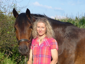 Portrait Bettina Hohenbrink mit Pferd