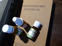 Buch und Fläschchen