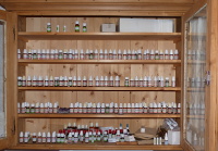 Homöopathieflaschen im Schrank